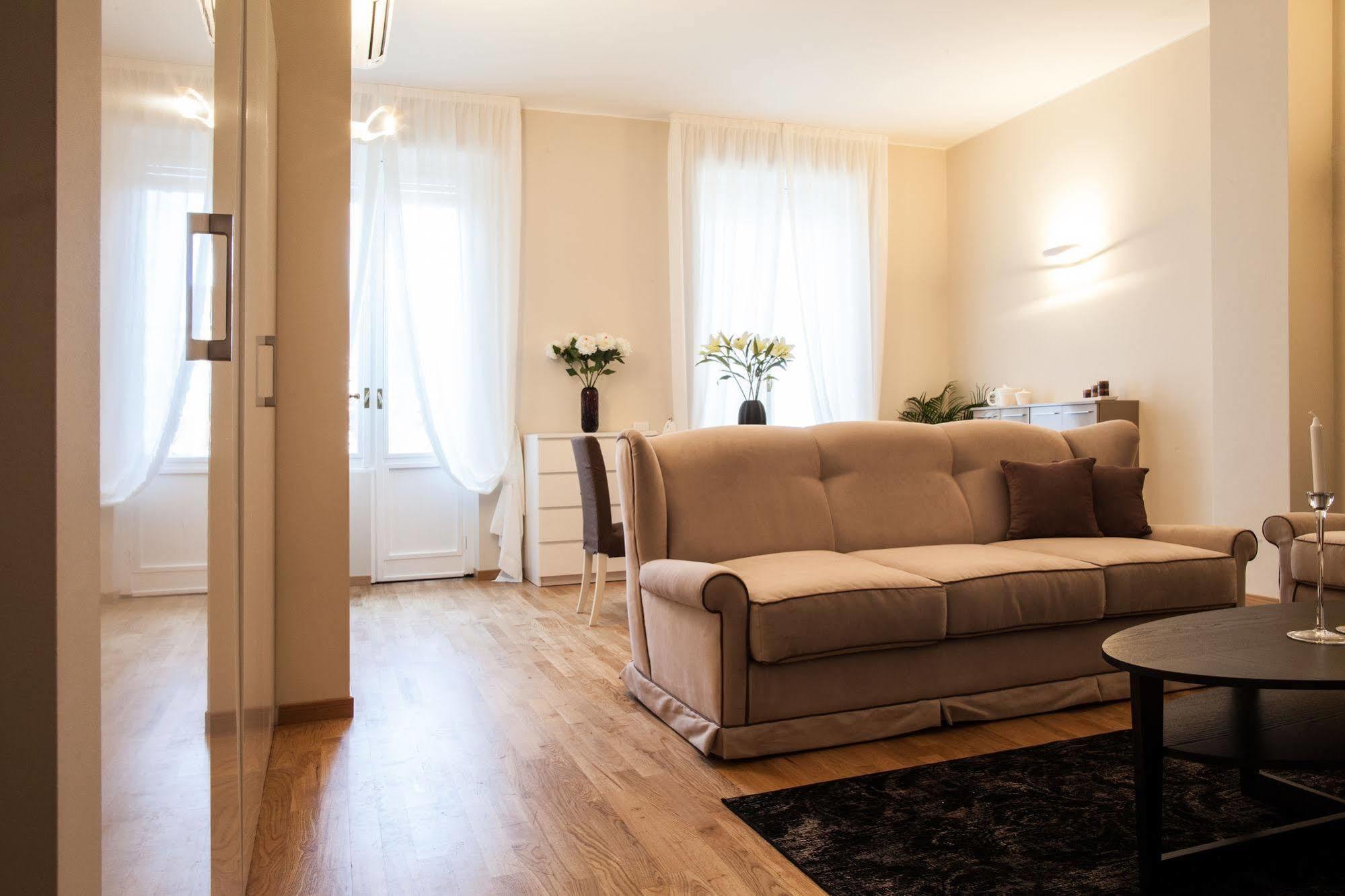 Milan Royal Suites ภายนอก รูปภาพ