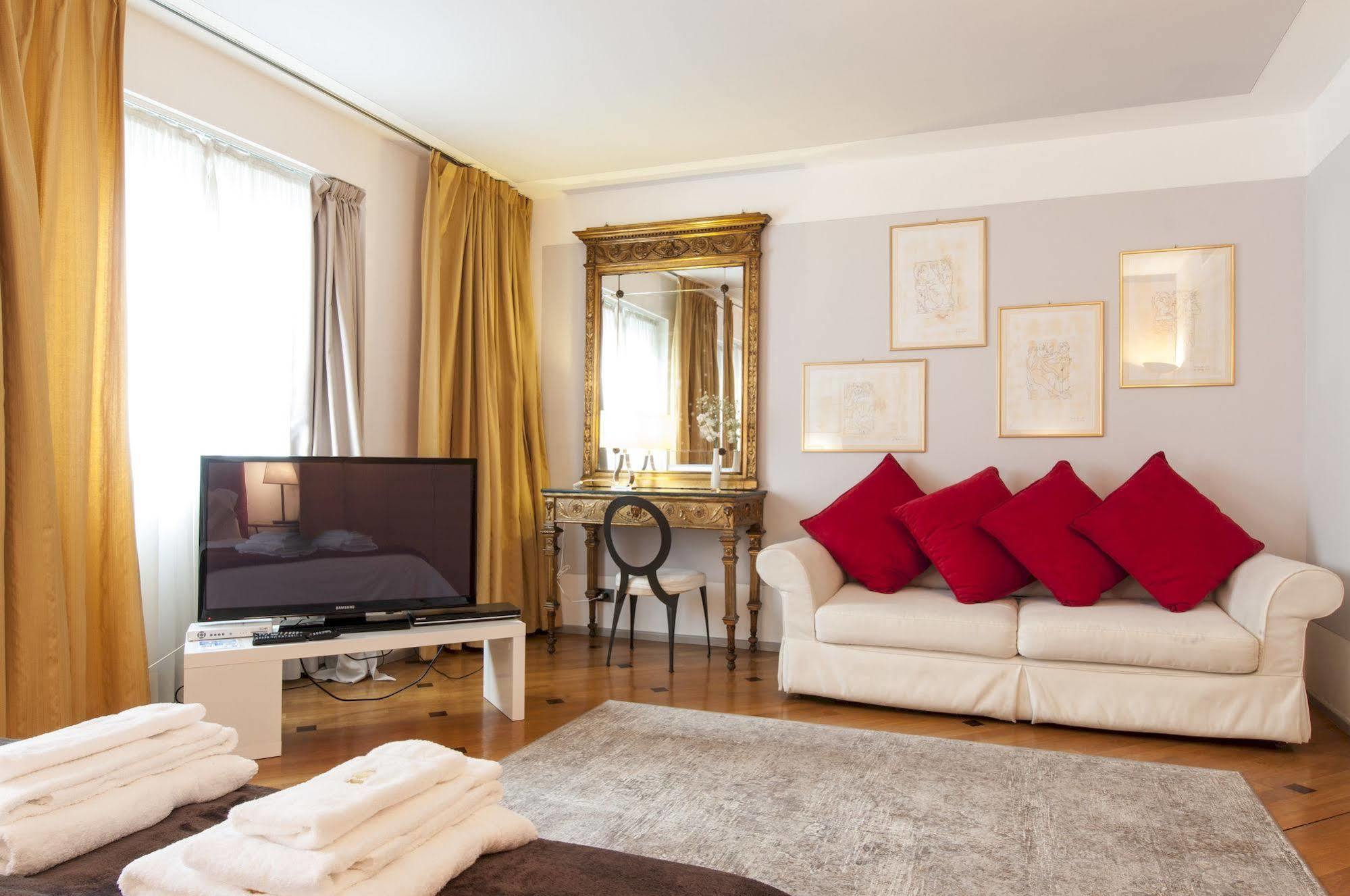 Milan Royal Suites ภายนอก รูปภาพ