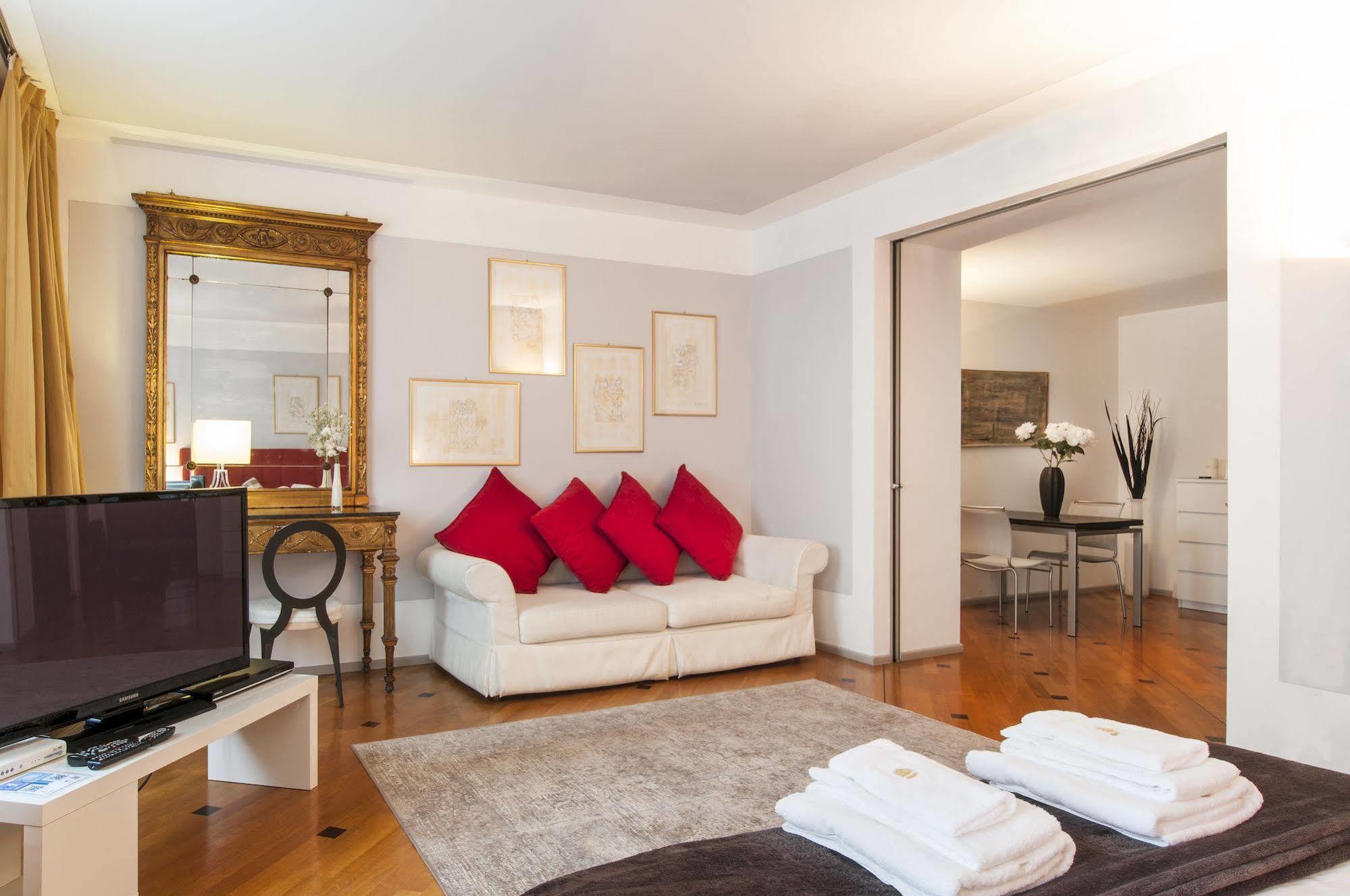 Milan Royal Suites ภายนอก รูปภาพ